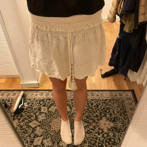 Vit kjol med detaljer  - Säljer denna jättefina off white kjolen från zara i storlek S. Den har massa fina detaljer och på snörena är det fina snäckor.🤎🤍 skriv för fler bilder eller frågor. Pris kan diskuteras 🤍🤍