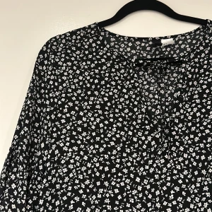 Blommig klänning  - Blommig klänning i storlek S. 