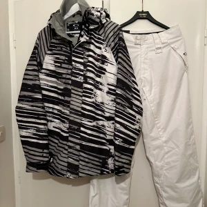 Skidkläder Oakley  - Skidkläder från Oakley | Storlek: M på jackan och S på byxorna men dem passar som M| Använda en skidsäsong och är i bra skick utan defekter 