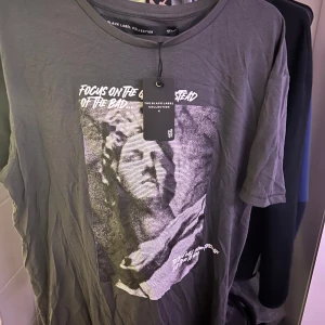 T-shirt  - Passade inte så säljes helt ny. Storlek M från lager 157. Tröja med tryck. Grå. 