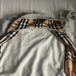 Burrberry hoodie - En burrberry hoodie i ganska bra skicka lite snlitna på armbågarna
