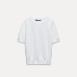 Stickad tröja Zara - Vit stickad t-shirt från Zara i strl S, är i mycket bra skick och säljer för 269kr