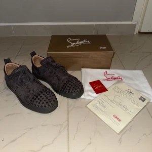 Louboutin skor - Säljer nu dessa loubs som inte är riktiga men väldigt bra gjorda, skorna är i gott skick och har väldigt mycket mer att ge!