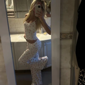 Pyamas med hjärtan - Vit Pyamas med röda hjärtan 