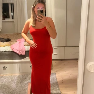 Maxiklänning röd - Bra skick, använd vid ett tillfälle. Glatt material m urigning bak