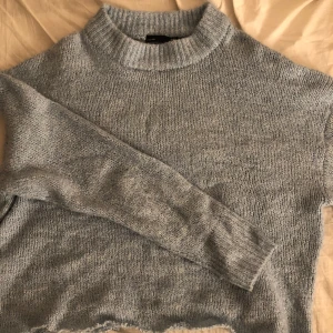 Ljusblå stickad tröja från lager 157 - Säljer denna fina ljusblåa stickade tröja i strlk xs från lager 157!💖💖 jag har klippt av ”nederdelen” själv men det är inget man tänker på! Inga defekter och använd fåtal gånger. köparen står för frakt❤️ TRYCK EJ PÅ KÖP NU