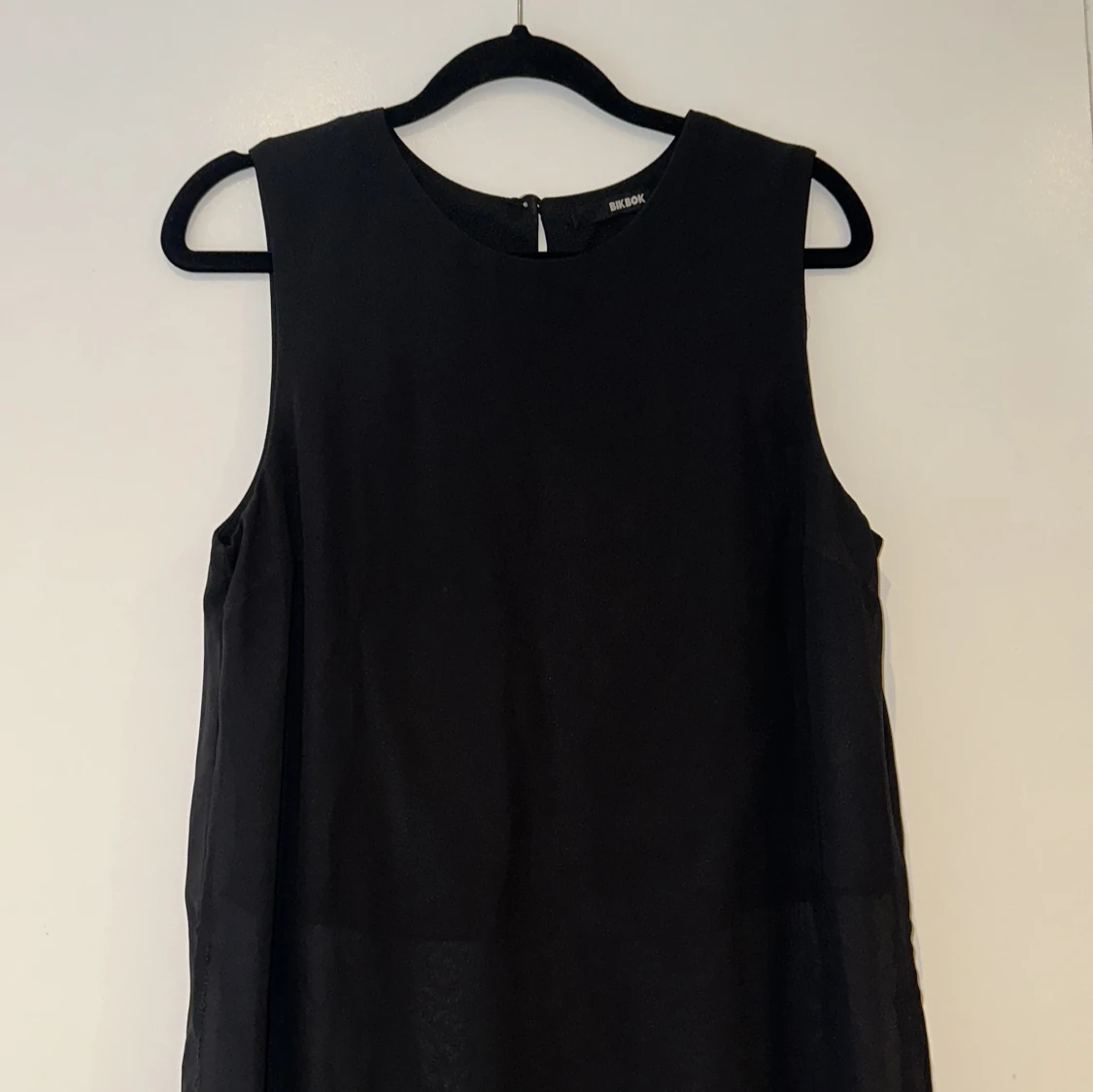 Klänning i chiffong tyg