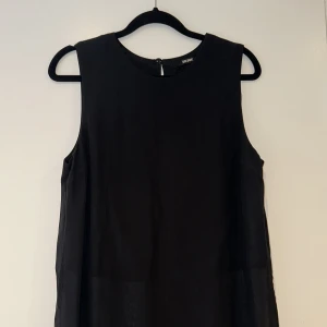 Klänning i chiffong tyg - Klänning i chiffong tyg i storlek M från BikBok. Aldrig använd. 