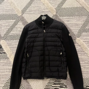 MONCLER Hybrid Zip Sweater Black - Skick 9/10 Äkta köpt på nk men kvitto har jag slarvat bort. Retail priset är 10000 kr