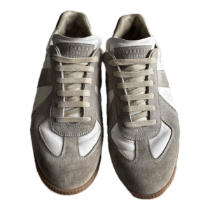 Maison margiela skor - Tjo, säljer nu mina fina eftertraktade Maison margiela skor då jag söker ett par andra skor för tillfället o dessa inte används! Dem är i sjukt fint skick fastän dem är använda. Inget og tillkommer tyvärr, men löser en annan box.  Dm vid intresse! ✌🏼