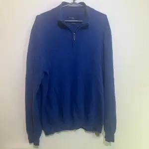 Riktigt snygg och trendig halfzip i 100% kashmir. Den är i bra skick. Köpt för 2800kr för några år sedan i USA. Storlek M. Pris kan diskuteras vid smidig affär, först till kvarn gäller😀Mvh Stiloo Closet