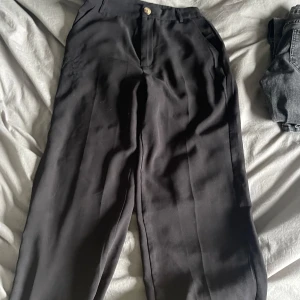 Kostymbyxor  - Lite slitna 