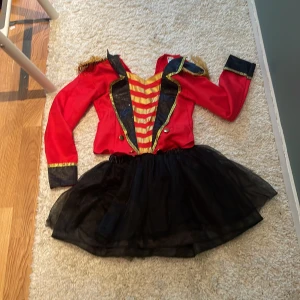 Halloween dräckt - Halloween dräckt i storlek XS. Suveränt skick! Säljer för 50kr + frakt 29kr Kontakta för köp
