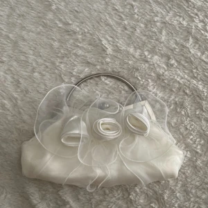 Söt väska - Jättesöt vit liten väska med silver detaljer🤍 