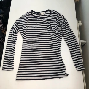 Randig långärmad tröja - inga defekter utom några små fläckar men de syns snappats pga designen. tror hade blivit fett snyggt om man klippte av nacken och gjorde tröjan off shoulder !! perfekt nu till hösten. står att det är xs men jag är S/M och den passar mig bra