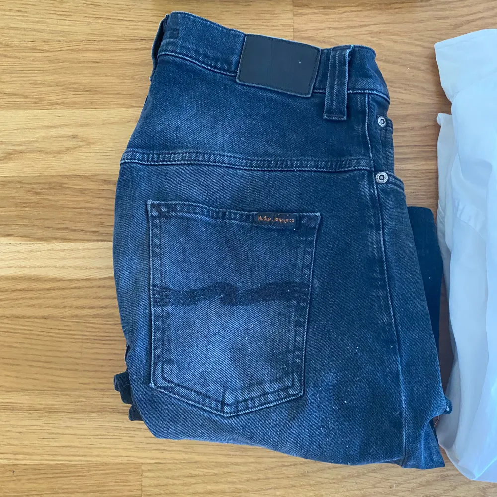 Säljer märkeskläder i bulk. 2x ljusblåa tiger of sweden jeans, 1x mörkblåa tiger of sweden jeans, 1x svarta nudie jeans, 1x vit Ralph Lauren skjorta, 1x Morris hoodie med tag kvar. Nypris på allt hade varit 10 000kr, jag säljer för 1799kr.. Jeans & Byxor.