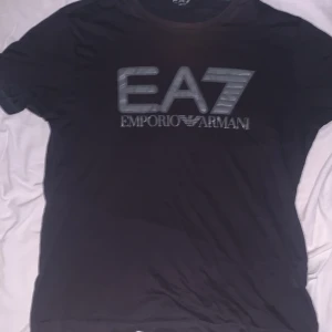Svart t-shirt från Emporio Armani - Emporio Armani T-shirt använd ett par gånger 