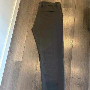 LES DEUX byxor  - Säljer byxor från LES DEUX i storlek 34 i väldigt skönt material. 