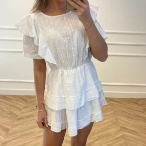 Klänning - Superfin klänning från bynicci! Modellen heter ”macy klänning vit” och är i dagsläget slutsåld. Storlekarna på hemsidan är S/M & M/L, denna är S/M. Endast använd en gång😇(bild från hemsidan)