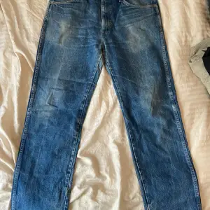 Thriftade Vintage rustler jeans i bra skick. Storleken står 34x32 men passar mer som 32x32 ungefär. 