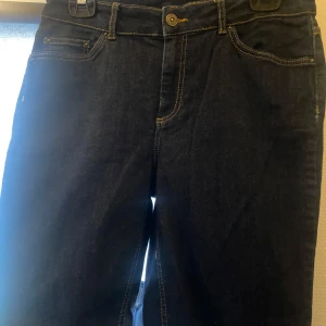 Mörkblå jeans från Pieces - Säljer ett par mörkblå jeans från Pieces i storlek XL. De har en klassisk design med fem fickor och en knappgylf. Perfekta för vardagsbruk och kan enkelt matchas med olika toppar.