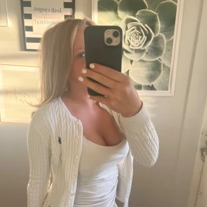 Raphl Lurent kofta - Säljer raphl lurent sport kofta. Köpt för ungefär 2500kr och säljs för 800. Säljer då den inte kommer till användning längre och derför är som ny. Den är i storlek XS men passar även S💕