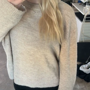 Stickad tröja - Stickad tröja använd 1-3 gånger kommer inte till användning