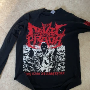The devil wears Prada merch - Säljer denna coola tröja. Den är i storlek M och är knappt använd. 