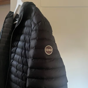 Colmar Jacka - Hej! Säljer denna sjukt snygga colmar jackan som är perfekt nu till hösten. Storlek 48 vilket motsvarar S/M. Den är i bra skick och den är svart. Skriv för fler bilder eller frågor. Pris inte hugget i sten!
