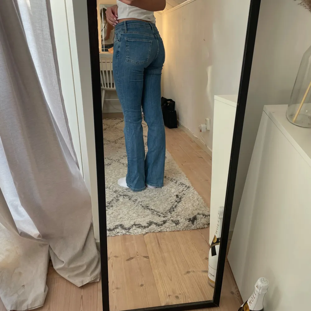 Supersnygga lågmidjade jeans från zara som är helt slutsålda! Knappt använda då de är lite stora till mig🤗. Jeans & Byxor.