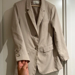 Nelly kavaj - En fin beige Nelly kavaj i storlek 38
