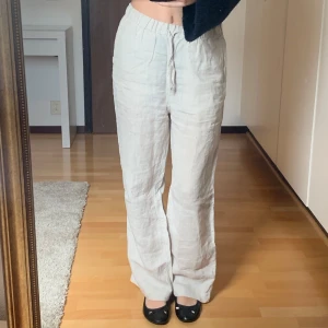Linnebyxor - Beige linnebyxor från ARKET. Använda få gånger. Går ner till fötterna på mig som är 168cm och har dom hyffsat lågmidjade
