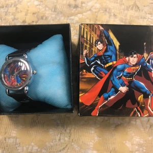 Superman Barn Klocka med Presentlåda  - Dial 38.00mm , tjocklek 8.00 mm Klocklängd 22.00cm  Batteri ingår  155kr/ st 