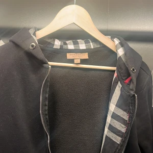 Burberry hoodie - Bra skicka är även intresserad av byten, kan gå ner i pris vid snabb affär 