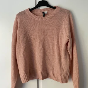 Stickad rosa tröja - Jättefin stickad rosa tröja från hm