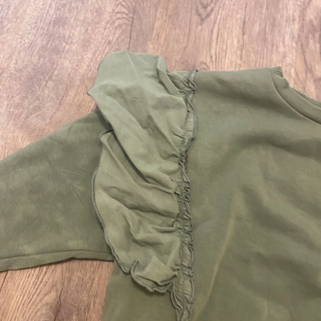 Grön tröja med volanger - 90