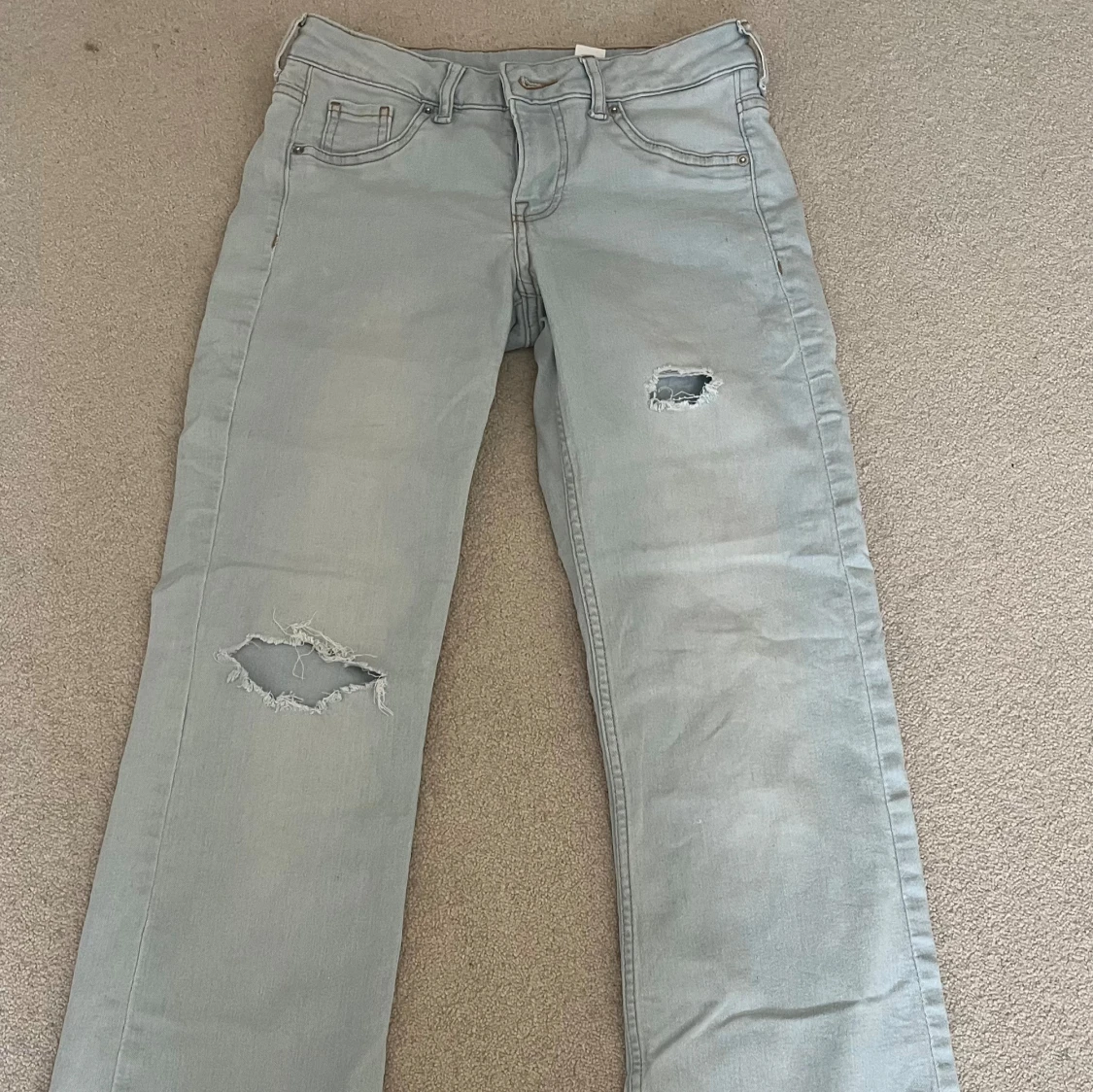 Lågmidjade bootcut jeans me hål💕 - 3