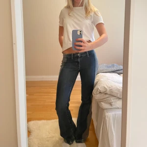 Weekday jeans - Weekday jeans, perfekta i längden på mig som är typ 174! Säljer bara vid snabb affär kan även gå ner i pris då💕