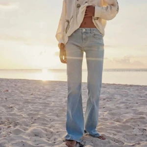 Low waist bootcut jeans  - Säljer dessa slutsålda eftertraktade zara jeans, avklippta så passar någon som är runt 167!💘 fint skick! Skicka prisförslag! Har ej bilder på då de ej passar!
