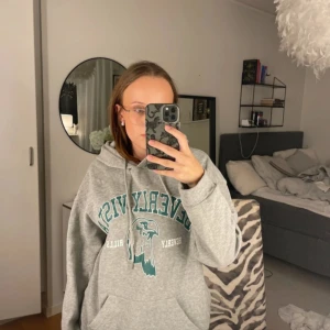 Hoodie - Storlek S, men skulle säga att den är ganska stor i storleken💞