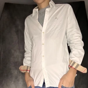 Burberry skjorta  - Mycket fint skick, size M fits M/S, modell 180 63 kg. Äkta. Prioritet till bundles. Frakt samma dag eller dagen efter