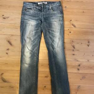 Blå lågmidjade jeans från Freeman T. Porter - Jättecoola blå/gråa lågmidjade straight jeans från Freeman T. Porter med detaljer. Storlek W26 L32 (small) 🖤fint skick 