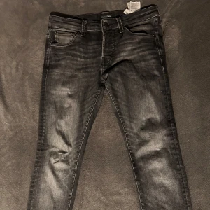 Svarta jeansbyxor - Snygga svarta jeansbyxor med en klassisk femficksdesign. De har en diskret tvätt för en modern look och är perfekta för en avslappnad stil. Passformen är normal och de har en dragkedja framtill. Storlek 29:32