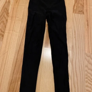 Svarta leggings  - Leggings i jeansmodell, som har två bakfickor. Strl 146. 