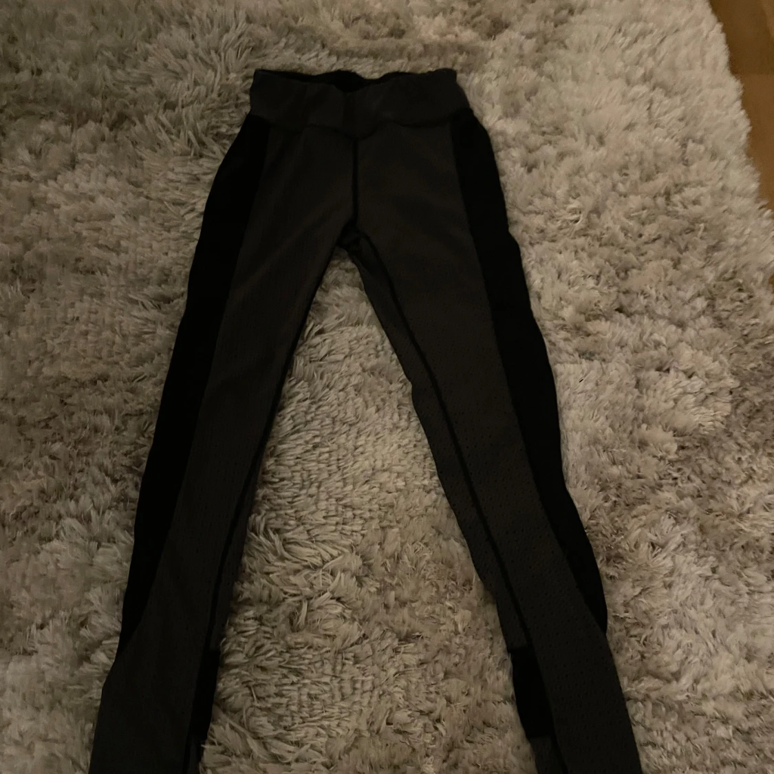 Svarta leggings med mönstrade detaljer - 1