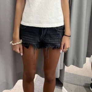 Svarta jeansshorts - Så sjukt snygga shorts!💗 köpte för nått år sen men har helt glömt bort att jag hade dem förens nu när jag rensade min garderob🥰  