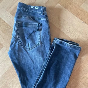 Svarta dondup jeans Georgie  - Galet snygga svarta dondup jeans som är lite blekta. Ljuset i bilderna gör så att man inte riktigt ser färgen. Inga defekter på de. Skriv för fler frågor. 