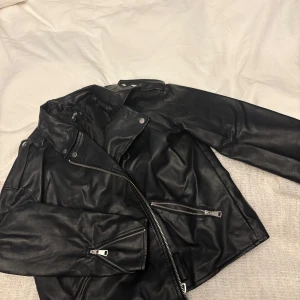 Skinn jacka - Super fin skinn jacka från Missguided. Inte använd på ett tag. Skärpet hittar jag inte tyvärr men fin endå!