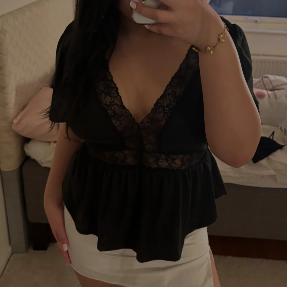 Svart blus med spetsdetaljer och svart korsett top