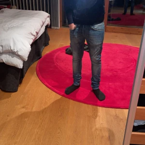 Dondup George  - Tja säljer dessa blåa dondup eftersom jag använder dom inte längre. Är 30w. slitaget är ifrån fabrik.10/10 Nypris är typ 3-4 tusen. Mitt pris 600